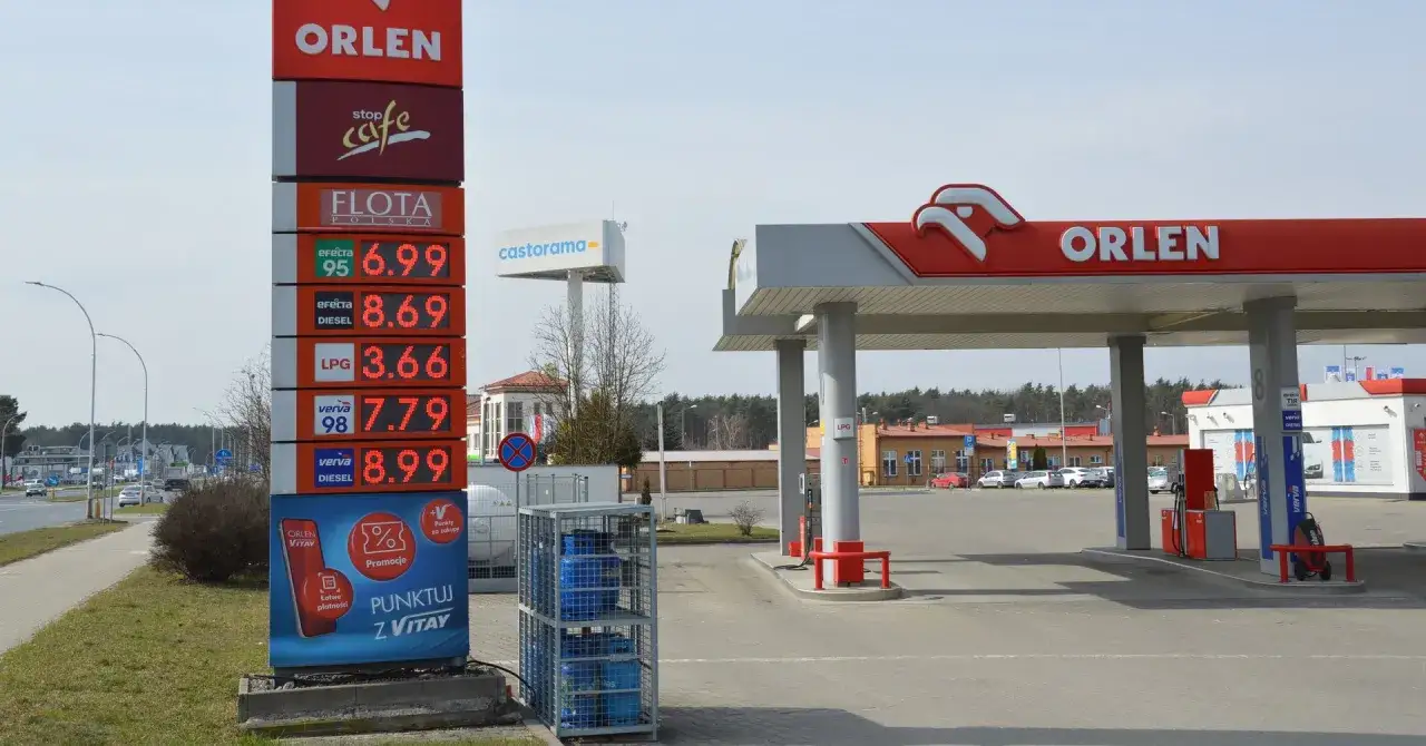 Cena ropy Orlen: benzyna 95 za 6.99, diesel 8.69, LPG 3.66, benzyna 98 za 7.79, diesel za 8.99.