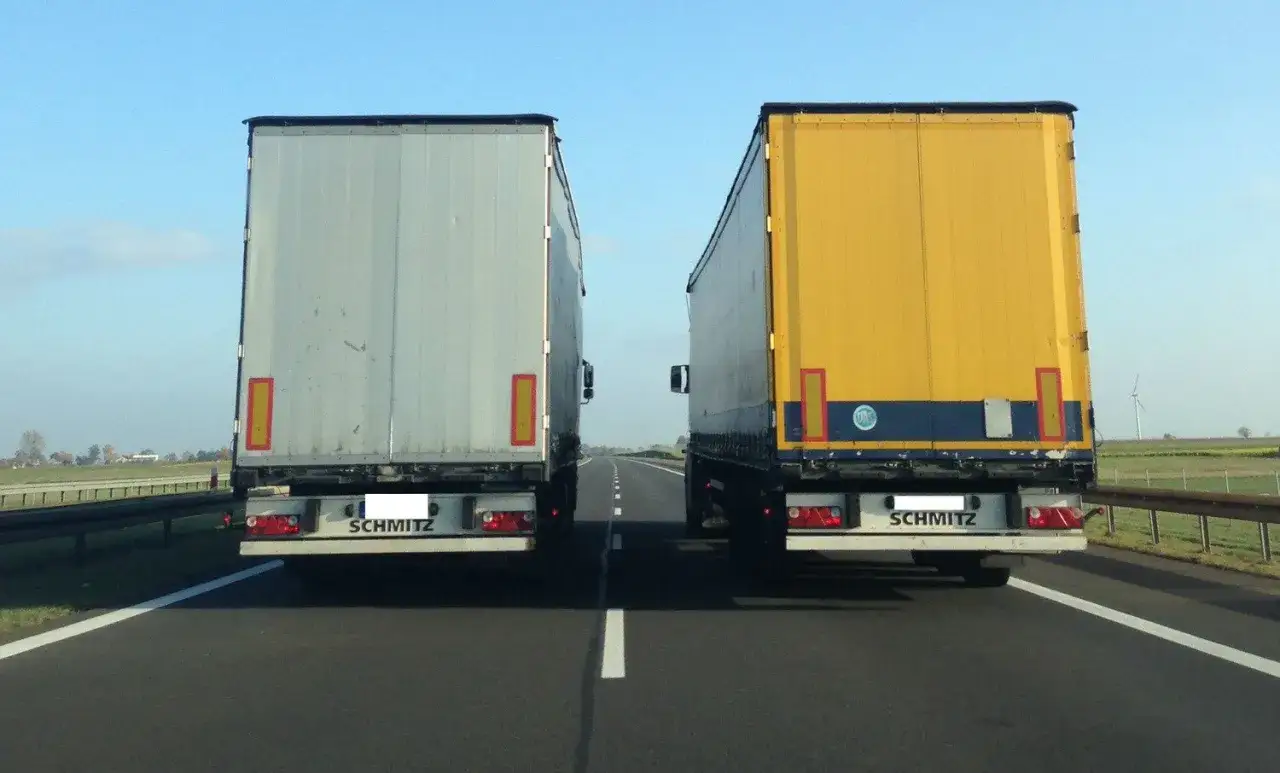 Ciężarówka wyprzedzająca na autostradzie trzy pasy